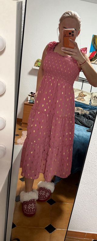 Vestido largo rosa con detalles dorados