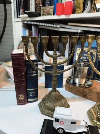 1 Candelabro Menorah Dorado