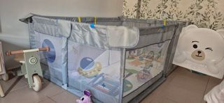 Parque de juegos infantil / corralito