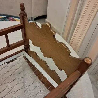 Cuna de madera para muñecas hecha a mano
