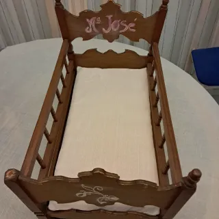 Cuna de madera para muñecas hecha a mano