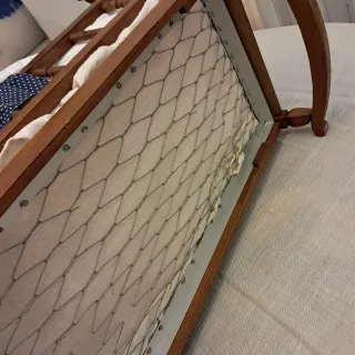 Cuna de madera para muñecas hecha a mano