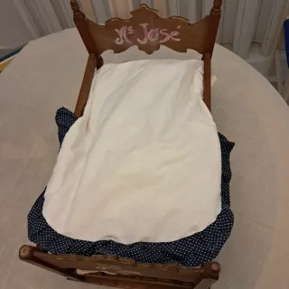 Cuna de madera para muñecas hecha a mano