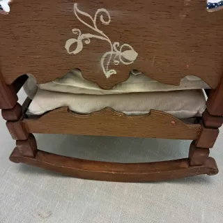 Cuna de madera para muñecas hecha a mano