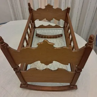 Cuna de madera para muñecas hecha a mano