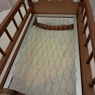 Cuna de madera para muñecas hecha a mano