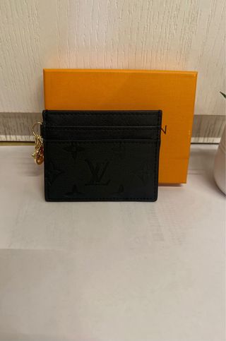 Portacarte Louis Vuitton nero con charm oro