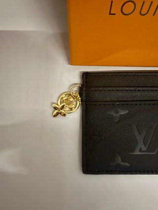 Portacarte Louis Vuitton nero con charm oro