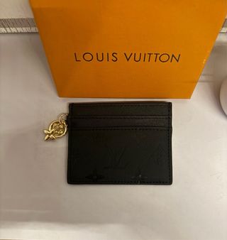 Portacarte Louis Vuitton nero con charm oro