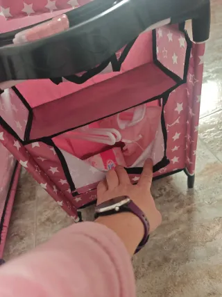 Cuna de muñecas rosa con trona - como nueva.