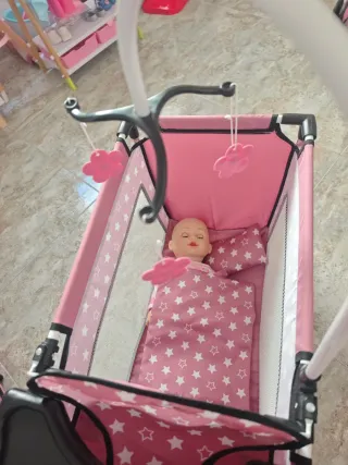 Cuna de muñecas rosa con trona - como nueva.