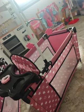 Cuna de muñecas rosa con trona - como nueva.