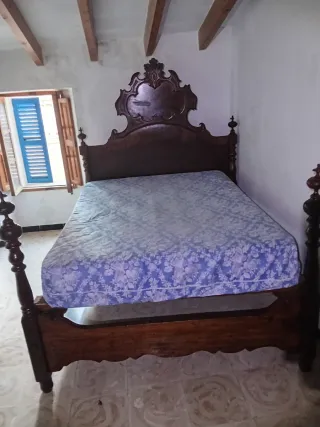 Cama antigua de madera muy conservada