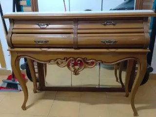 2 mesitas de noche, 1 cómoda y 2 muebles.