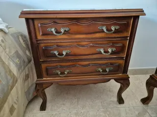 2 mesitas de noche, 1 cómoda y 2 muebles.