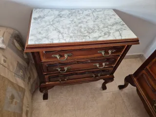 2 mesitas de noche, 1 cómoda y 2 muebles.