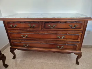 2 mesitas de noche, 1 cómoda y 2 muebles.