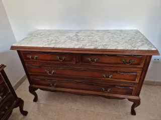 2 mesitas de noche, 1 cómoda y 2 muebles.