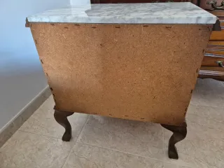 2 mesitas de noche, 1 cómoda y 2 muebles.