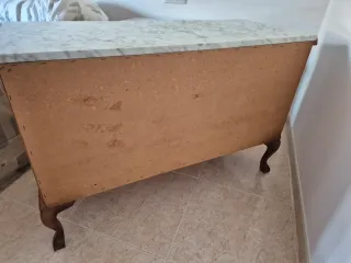 2 mesitas de noche, 1 cómoda y 2 muebles.