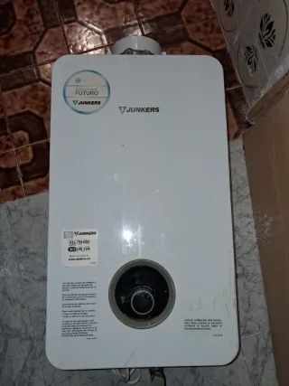 Calentador de gas Junkers blanco