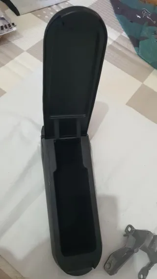 Reposabrazos consola central cuero sintético