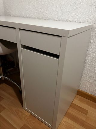 Escritorio ikea y silla ruedas