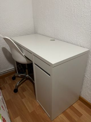 Escritorio ikea y silla ruedas
