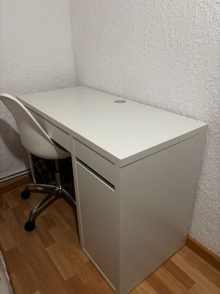 Escritorio ikea y silla ruedas