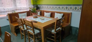 Conjunto mesa, escaño,sillas madera y mueble alto.