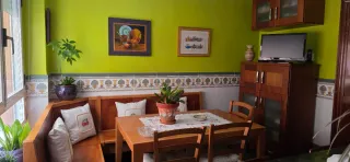 Conjunto mesa, escaño,sillas madera y mueble alto.