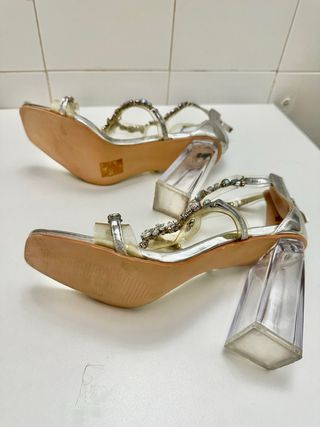 Sandalias tacón transparente con pedrería plata