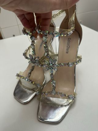 Sandalias tacón transparente con pedrería plata