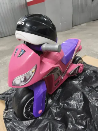 Moto infantil rosa con casco