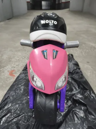 Moto infantil rosa con casco