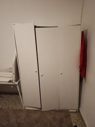 Armario blanco de plástico