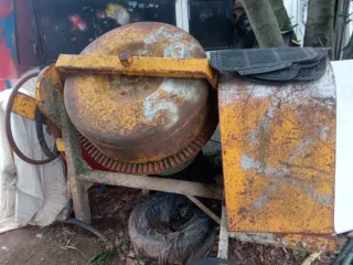 Hormigonera industrial amarilla