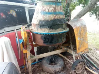 Hormigonera industrial amarilla