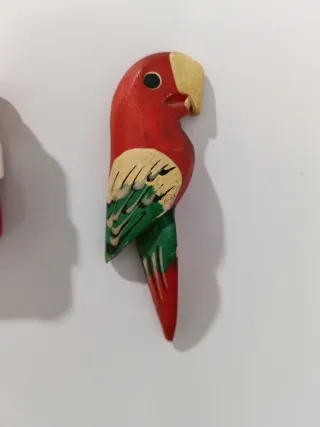 Imanes nevera: loro,pera, libro.