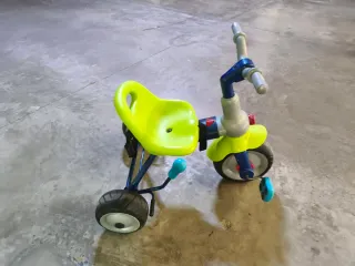 Triciclo infantil verde y azul