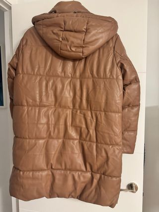 Chaquetón polipiel camel con capucha Talla M