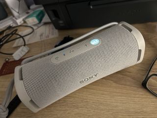 Altavoz Portátil Gris y Blanco