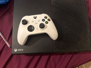Xbox One con mando blanco