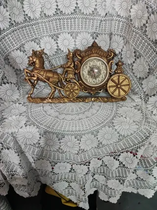 Reloj vintage carroza dorada