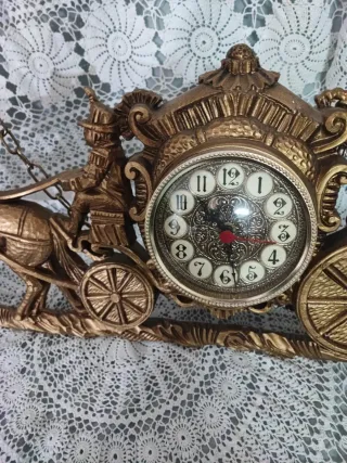 Reloj vintage carroza dorada