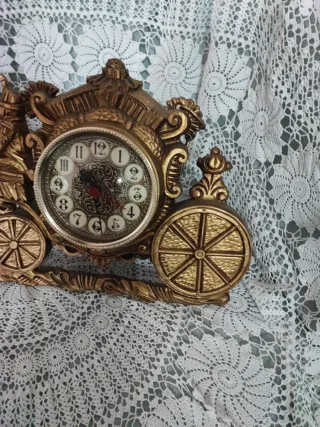 Reloj vintage carroza dorada