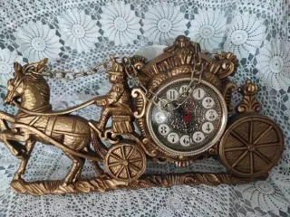 Reloj vintage carroza dorada