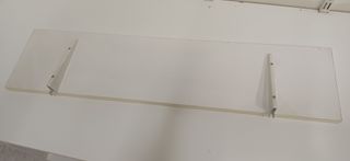 Conjunto 4 estanterías de madera y metal blancos.