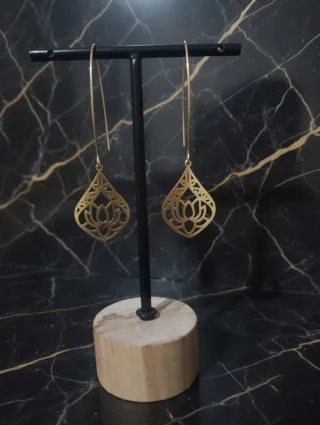 Pendientes largos dorados con diseño de loto