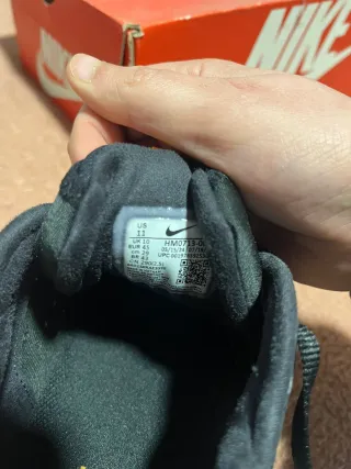 Tenis Nike Negro y Dorado